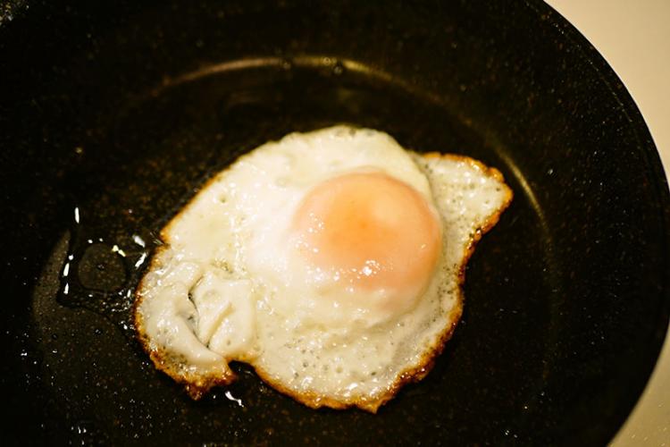 目玉焼きトルティーヤのせ, トースターであっという間にできちゃいます☺︎, 朝食にも、おつまみにも❤︎,最後にMCTオイルをかけてエナジーチャージも！,mctオイルおつまみレシピ朝食レシピチーズレシピトルティーヤレシピ