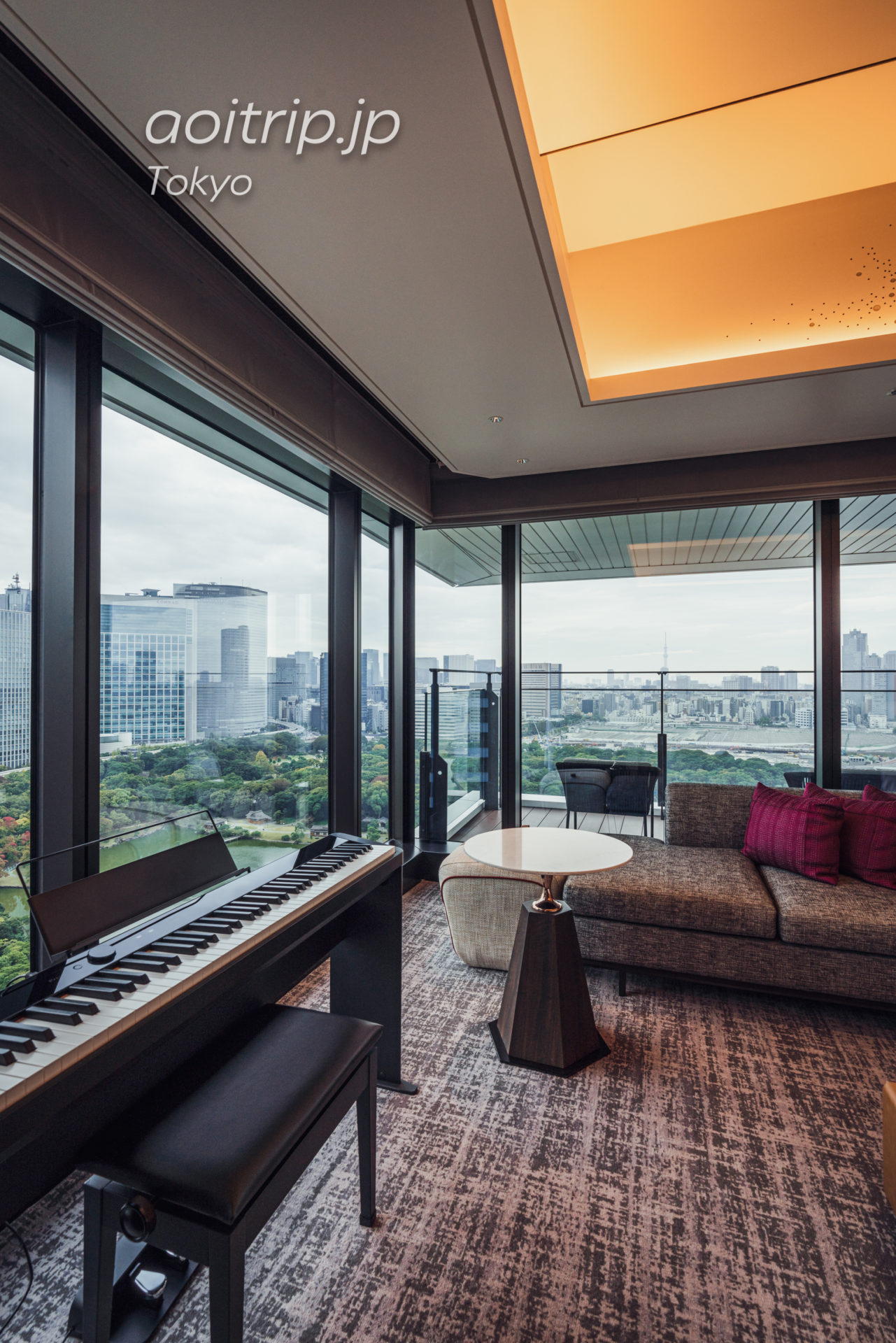 メズム東京こだわりのアメニティ、それは日本文化の一つ「お抹茶」。ホテルの客室で楽しむこの特別な時間は、ゲストの皆さまの五感を刺激し歴史紐解くひととき。客室で茶筅を使って点てる抹茶は、石臼でじっくり挽かれた濃厚でまろやかな旨みと美しい緑色が際立ちます。水