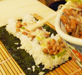 ご家庭で納豆巻きを簡単に巻くコツを紹介します！ - YouTube