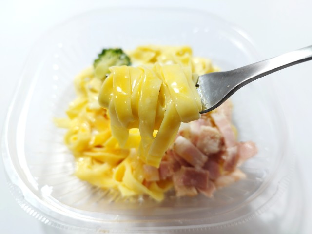 実食レポ ローソン「2種チーズの生パスタ カルボナーラ」 – おうち晩酌