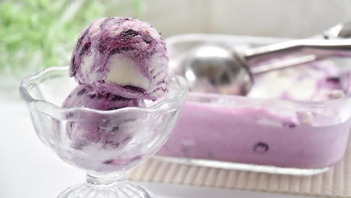 ハニーヨーグルトブルーベリーアイスのハニーレモンラスク添え