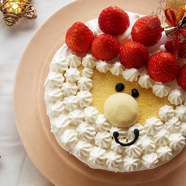 切り分けてかわいいうきうきクリスマスケーキ - タカナシ クリーム・コンシェルジュ