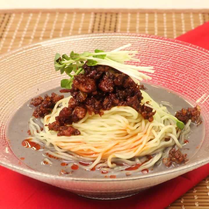 冷たいスープの豆乳担々麺🍜」 元フレンチシェフが提案する“ぽんレシピ ” 第33弾！ まろやかな辛さのスープがおいしい豆乳担々麺🌶️∴∴∴∴∴∴∴∴∴∴∴∴∴∴∴∴∴∴∴∴∴∴材料 1人前中華麺 1玉 豆乳 150cc 味噌 小さじ2 練りごま 大さじ1.5 鶏