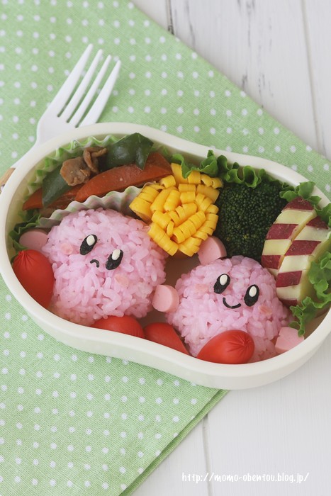 星のカービィ』のランチボックスとぬいぐるみがプライズ化！お弁当がテーマのキュートなデザイン！電撃ホビーウェブ