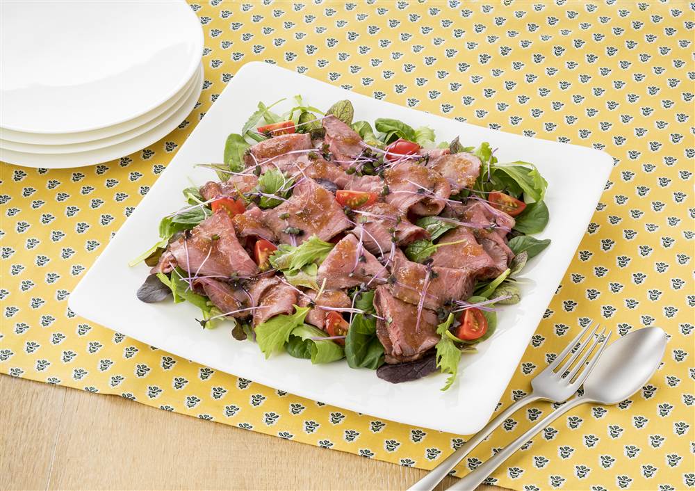 一皿を華やかに！ローストビーフをバラの花の形に巻く盛り付け方