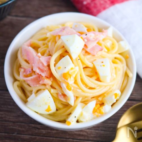 トマトとベーコンのパスタの献立 副菜 ：マカロニサラダをナイスリメイク！マカロニサラダのグラタン、汁物：帆立と花麩のスープ 献立・メニュー 味の素パーク たべる楽しさを、もっと