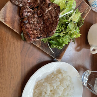 4月1日に立石から亀有に移転オープンしたステーキバル「JUST MEAT ジャストミート 」さんに来ました。場所は亀有駅北口から北へ。一つ目の信号を左折した先の交差点角、中華料理「ニューピリカ華」さんの2階です。店内は外から全く見えないのですが、中に入ってロッジ風