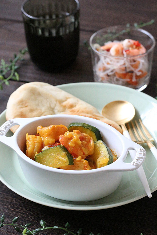 夏野菜カレー ふうう。🍆５本100円 ヤングコーン🌽４本100円 あとはズッキーニ と腐りかけの魚とエビ🦐 ショウガ入れました。夏野菜カレ