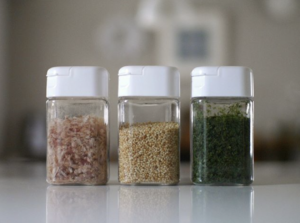 セリアのスクエア型「ごますり器」は力いらずで使い心地抜群！モノレビュ