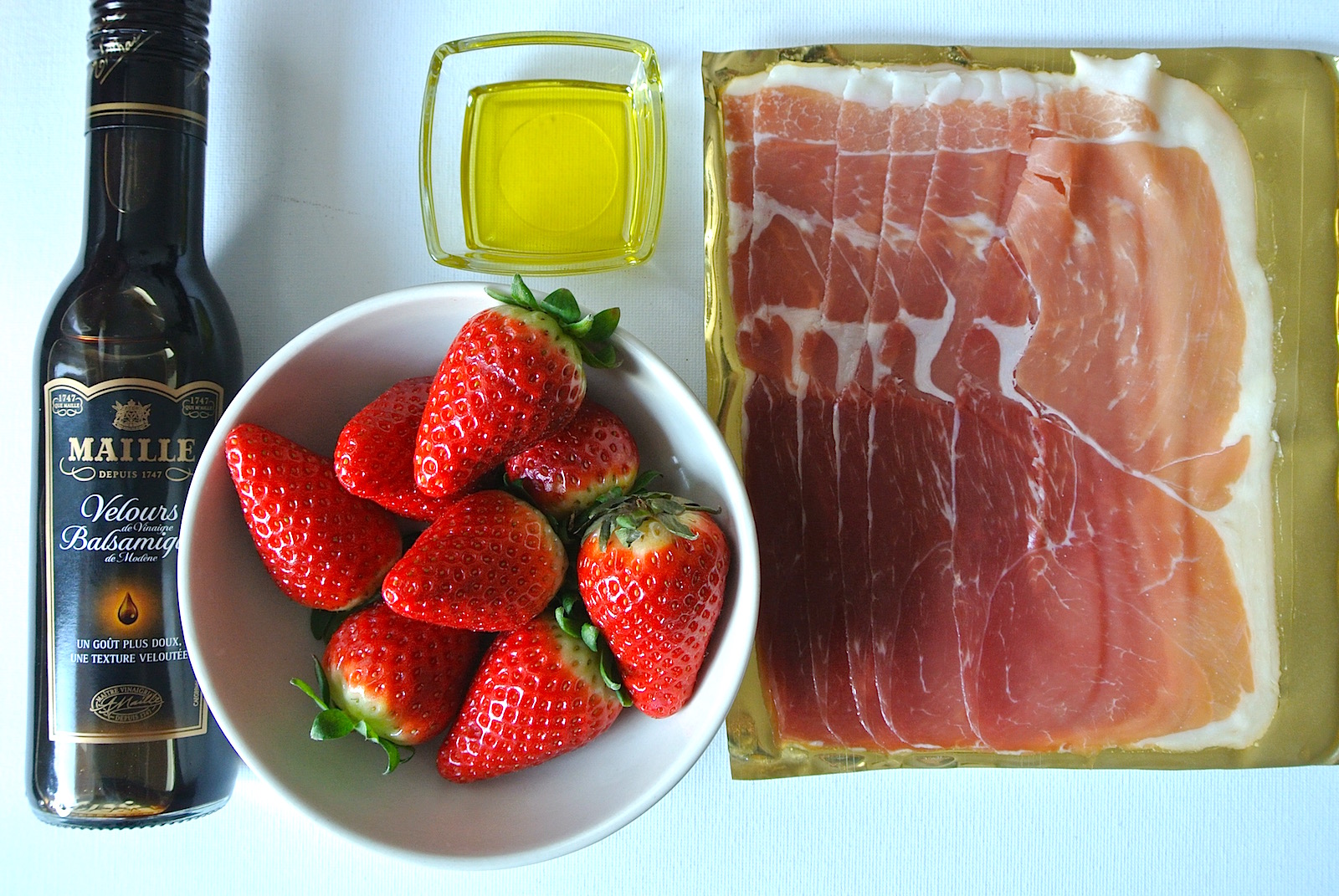 おしゃれな一口サイズ！ 生ハムトマトのバラピンチョス