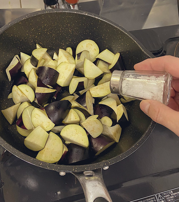 秋ナスに油を吸わせず、ヘルシーにおいしく調理する裏ワザオリーブノート公式 - カラダに美味しい、オイルのノート