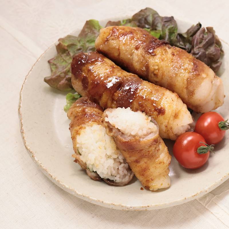 大葉チーズ肉巻き をご紹介します🥰 レンジで簡単！巻くだけで完成の美味しいレシピ😋 リクエストもお待ちしてます🫶 ・ ・ ■材料詳細・豚バラ肉 250g程度 ・大葉4枚 ・スライスチーズ3枚 ・塩胡椒少々 ・料理酒大さじ1 ■タレ ・醤油大さじ2 ・ごま油大さじ1 2・酢大さじ1 ・はちみつ大さじ1 ・ ・豚バラ豚バラ肉レシピ肉巻きチーズTikTokレシピ