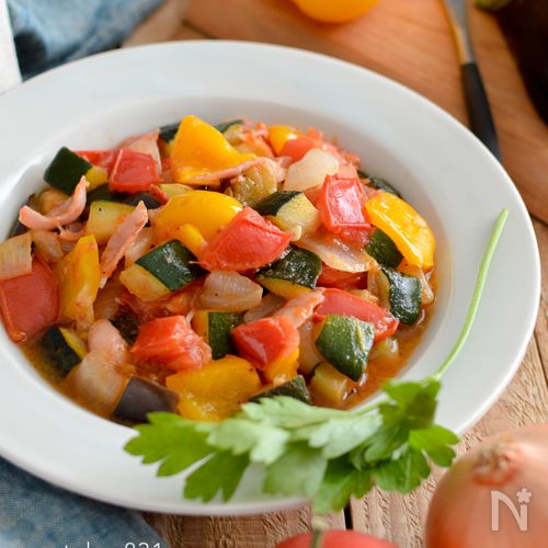 夏野菜とチキンのさっぱりトマト煮込み