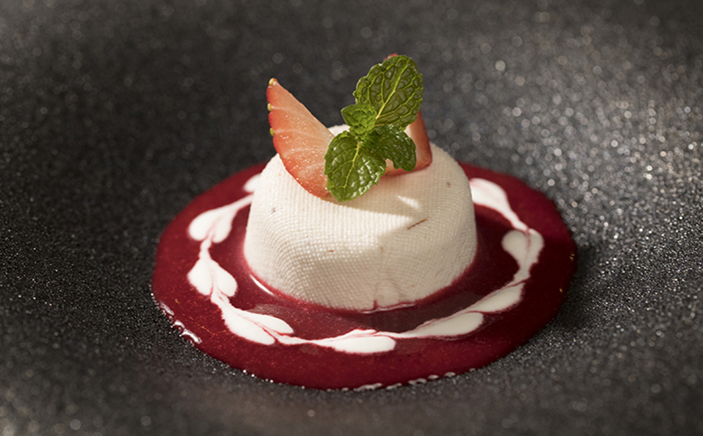 コンビニ商品をミシュランシェフがフレンチ風にアレンジ👨🏻‍🍳✨, ミシュラン獲得のシェフもコンビニ商品、買うんです。,コンビニにあるものだけでおうちで作れる簡単フレンチコース🍴, 盛り付け方法がポイント✌️, ■材料 調理時間合計5分 1人前, • スライスサーモン 1パック, • カニカマ1本, • カットサラダ1パック, • ポテトサラダ1パック, • トンテキ1パック・ネギ少々,