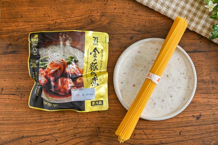 禁断アレンジで破壊力MAX！？セブンのアノ惣菜を炊飯器に入れるだけ！味しみと“ほろほろ”が最高すぎるレシピ爆誕