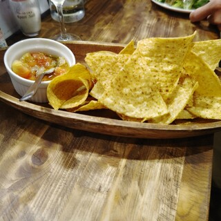 4月1日に立石から亀有に移転オープンしたステーキバル「JUST MEAT ジャストミート 」さんに来ました。場所は亀有駅北口から北へ。一つ目の信号を左折した先の交差点角、中華料理「ニューピリカ華」さんの2階です。店内は外から全く見えないのですが、中に入ってロッジ風