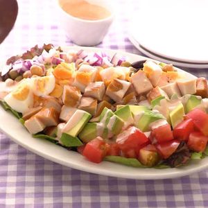 ごはんの記録. 🍴献立🍴 🍀ミートソーススパゲティ 🍀サラダ 🍀コーンポタージュ 🍀いちご＆ブラッドオレンジ . こんばんは。今日の夜ごはんはミートソーススパゲティです我が家の場合、パスタの日の献立は ・パスタ ・サラダ ・スープ ・フルーツ or デザート