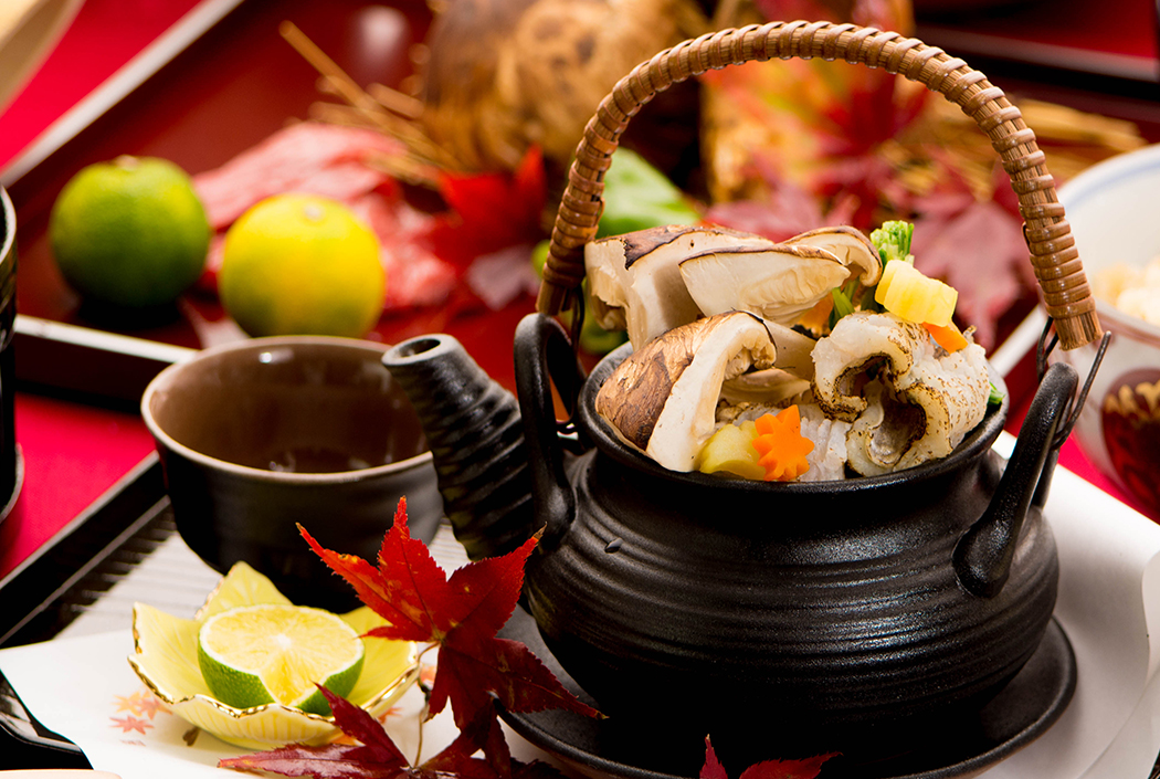 松茸で秋を 単品もいろいろ。焼き松、天麩羅、土瓶蒸し、土鍋ごはん、すき焼き、松茸の餡掛けなど 松茸は11月上旬までありますちよ松 泉佐野 泉佐野グルメ大阪グルメ松茸松茸ごはん接待グルメ接待デート飯秋天麩羅松茸ごはん土瓶蒸し焼き 松茸