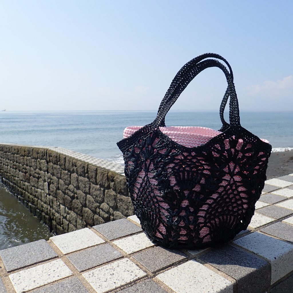 かぎ針編み図 パイナップル編みのぺたんこバッグ – 手編みウェア＆雑貨の無料編み図 ATELIER *mati*