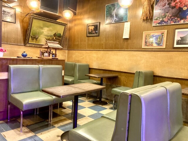 珈琲ロン 珠玉の建築「珈琲ロン」開店前に貸切拝見＆特別セットをいただく:～店主＆難波里奈さんがご案内、昭和のモダン名建築でブランチを～ tk25b0730東京まち歩きツアー「まいまい東京」