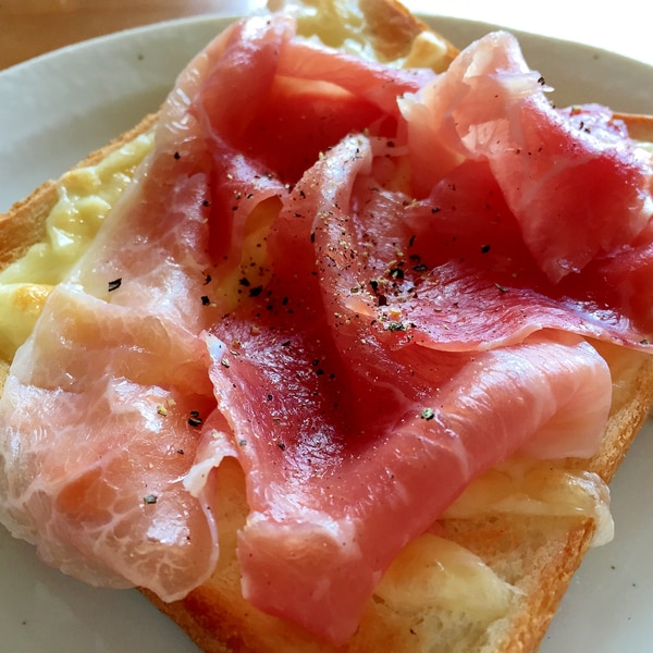 とろとろでおいしい♪ ハムエッグトースト