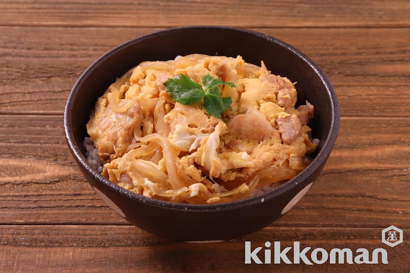 ごはん記録 今日は親子丼☺️✨ @mainooyatsu さんに憧れて メニューカードも作ってみた🐥 最近揚げ豆腐にもハマってます♡小麦粉と片栗粉まぶして揚げるだけで 簡単で美味しいのでおすすめです🥰 二人暮らし晩ご飯和食 和食献立和食プレート和食ごはん