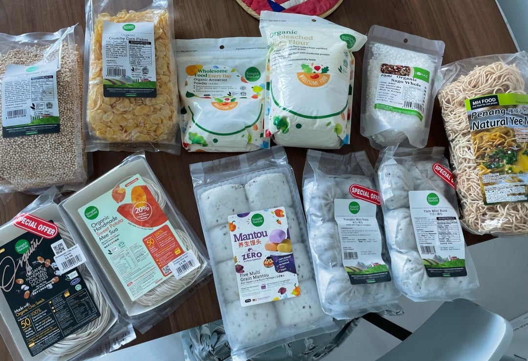 シンガポールは、多民族国家であることから、様々な文化が融合したユニークな食文化を持っています。ここでは、シンガポールの代表的な5つの食べ物をご紹介します。1. チキンライスHainanese Chicken Rice海南島から伝わった料理で、シンガポールの国民食とも言われ