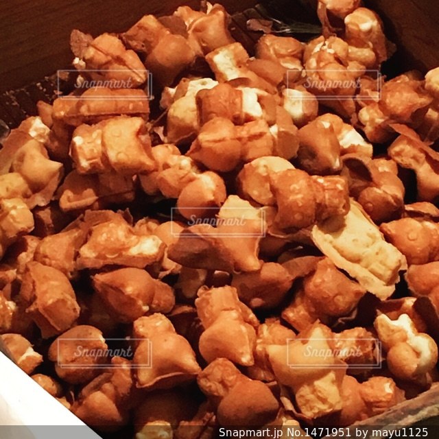 屋台の唐揚げとアンパンマンカステラを頬張る2人💞 .3歳児3歳男の子息子こどものいる暮らし赤ちゃんのいる生活女の子女の子ベビー1歳児1歳6ヶ月 ヶ月兄妹かわいいベビスタベビスタグラムベビフルベビリトルベビーグラムコズレ