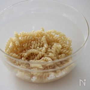 チコリにのせたマカロニサラダ: ぷくの簡単料理レシピブログ