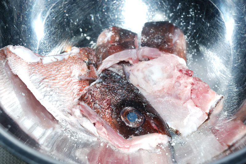 身よりもおいしい？マダイのアラ煮