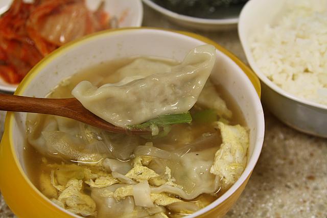 ピリ辛ワカメマンドゥスープ - おいしい韓国