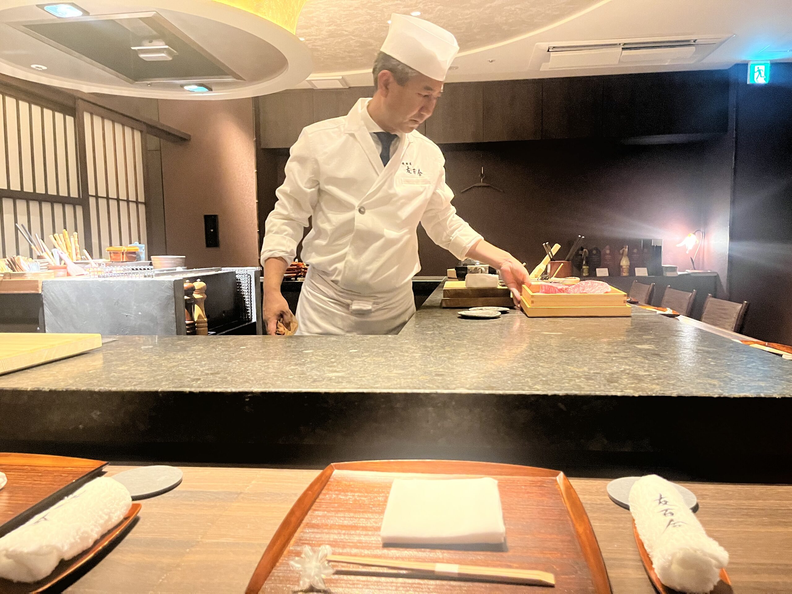 肉割烹 友百合。 早いもので二周年。 沢山のお客様にご愛顧頂き、今日が。 三井秀和さんも、肉の扱いもレヴェルアップ。日本料理の三井流、「うま口」とのいい融合。 チームの笑顔も板についてきた。 満席が続く日々に感謝。 頑張ってください！！肉割烹友百合北新地