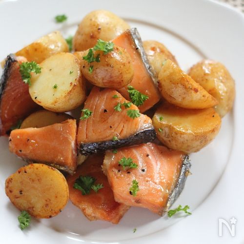 鮭とじゃがいもとキャベツのにんにくオイ味噌バター炒め﻿