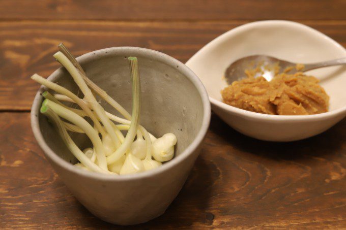 超簡単 ノビル 野蒜 のびる の辛子酢味噌和え - YouTube