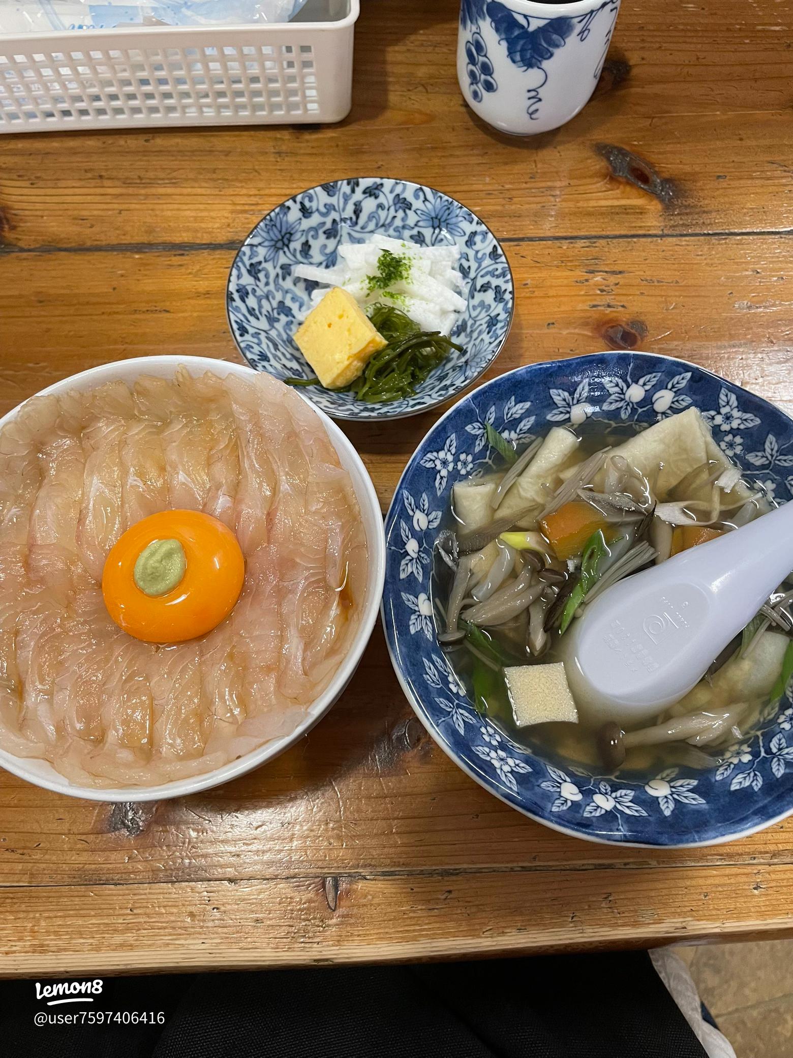 八戸でヒラメ漬け丼「魚まる食堂」！あの有名店の秘伝のタレを使用 街画コム