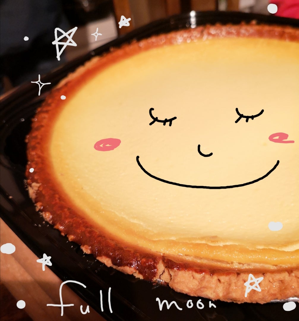 商品紹介 🧀✨ トリプルチーズタルト✨ 直径約30センチの巨大チーズタルト！ 濃厚なチーズ🧀タルトはコーヒーと相性抜群✨☺️おやつタイムにぴったりです❤️‍🔥 アイスやクッキーを乗せるのもおすすめ🍨🍪💕 タルトのサクサク生地も楽しめるのも◎🙆‍♀️ ぜひお試し