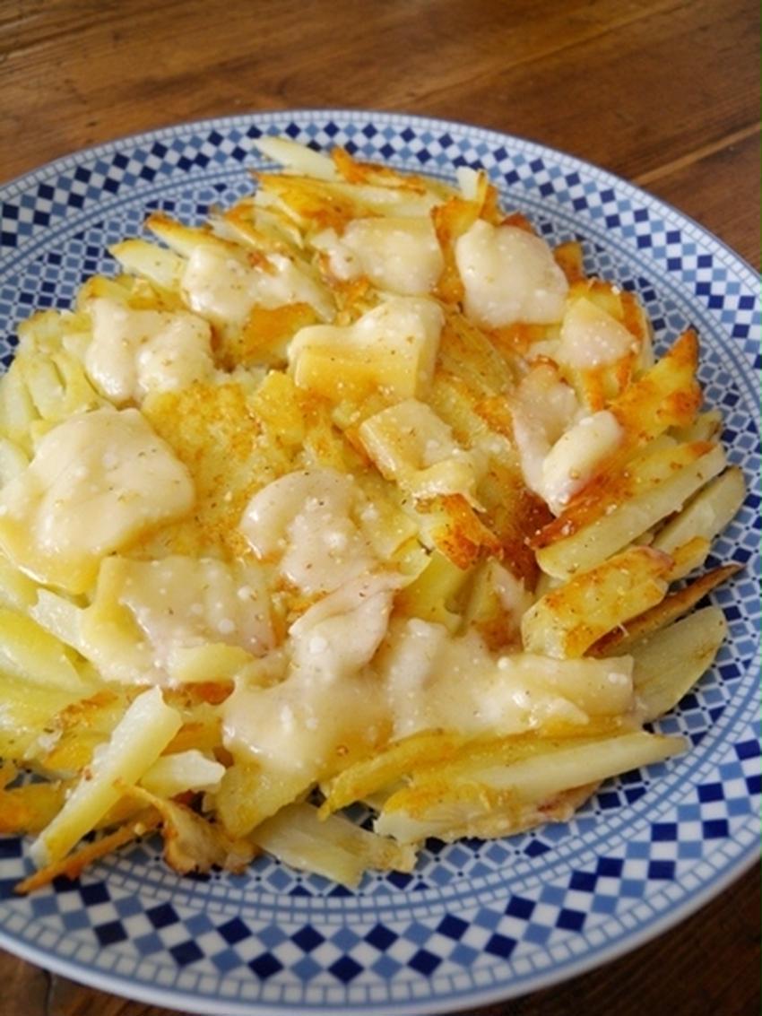 スイスの国民食『レシュティ』 スイスで朝食などに食べられている『レシュティ』は、ポテトのパンケーキのこと。粗くすりおろしたじゃがいもを、フライパンで焼いたり揚げたり、もしくはオーブンで焼き上げたりしたものです。レシュティは、スイスのベルン州で農民が食べ