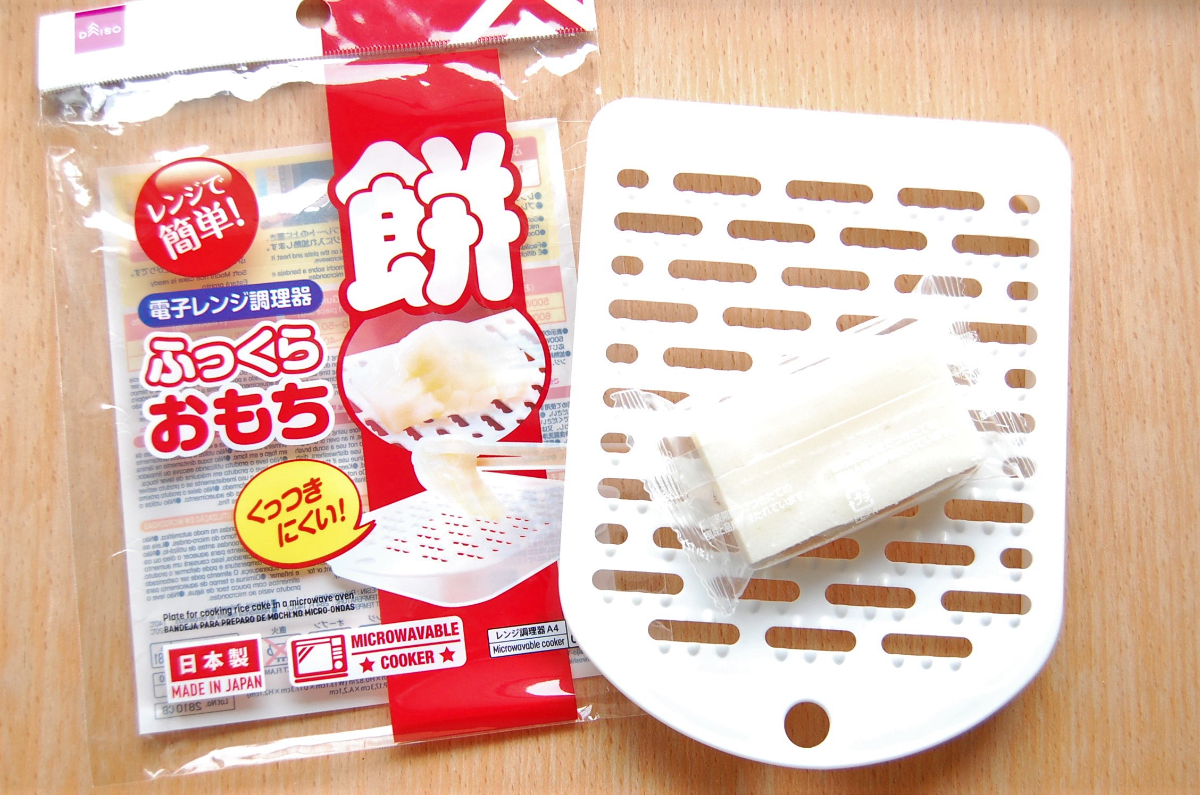 今日はお餅の裏ワザを３つ紹介🥢 我が家はお正月にしか お餅を食べないんやけど お餅って美味しいけどくっつくのが ちょっとストレス💦 トースターとレンジを使った時にくっつかない裏ワザと 食べ飽きたなぁって感じた時に お餅をアレンジして食べる方法を 紹介したから