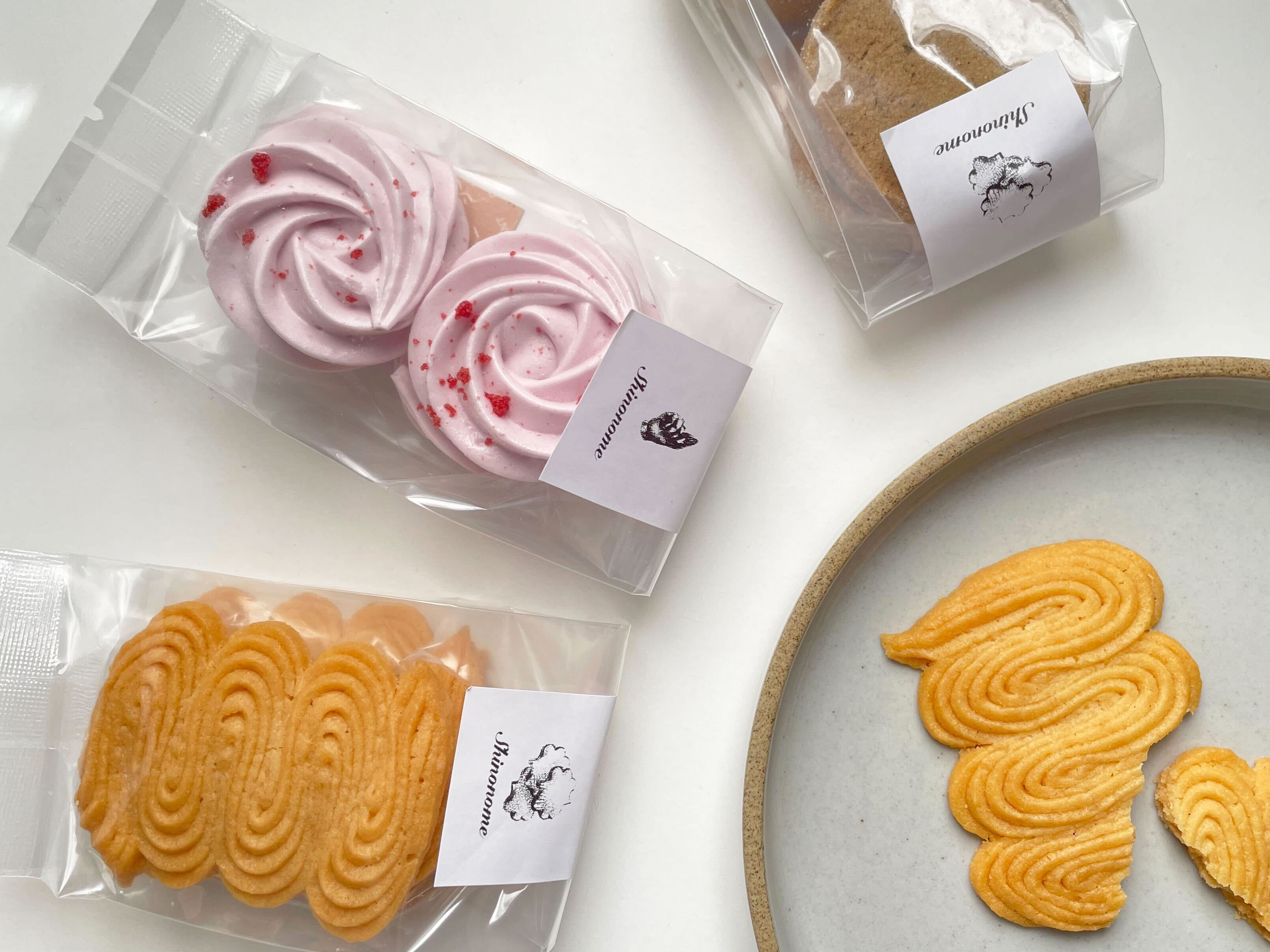 今朝写真を撮ってみました、 少し曇った空からの柔らかな光は、移転前のシノノメを思い出します。 ショコラロゼットクッキー ショートブレッド 黒糖きな粉 クッキー 水鳥ショートブレッド 形が異なるクッキーたちを並べるとやはりときめきます。 お菓子は作りながら