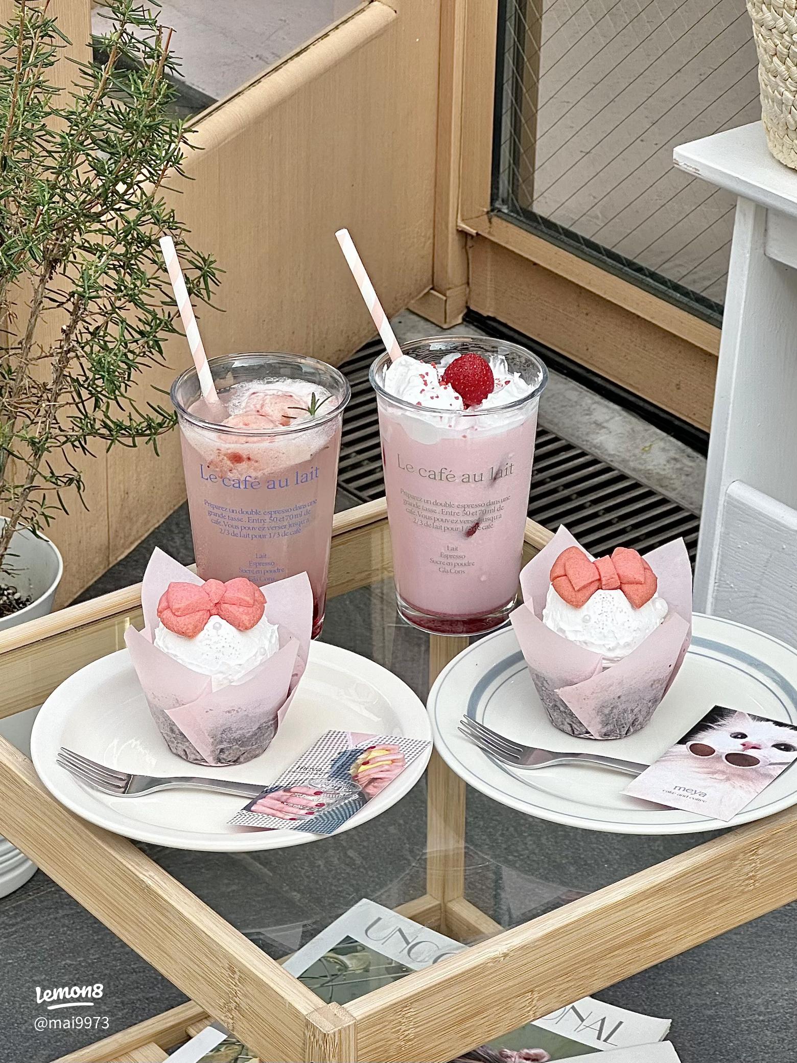 𝑺𝑯𝑰𝑯𝑶 🌹韓国カフェ 💐🍰🤍 .@panier.de.m.mooni 狎鴎亭ロデオにある素敵なカフェ🍰 このリボンパン食べたかったの〜🎀！ . お花のパンは真ん中がマンゴーのソースだったよ🥭 店内もめちゃくちゃ可愛くて素敵💐🤍 🎀Instagram