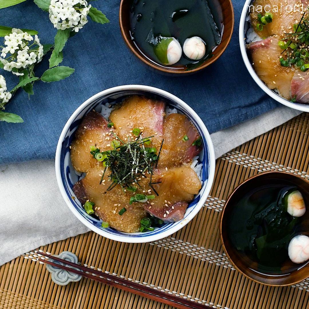 ごま油香る！甘海老ととびっこの旨漬け丼♡
