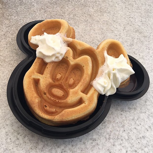 まさかの！？イーストサイド・カフェでミッキーワッフル！？アキヒーローのディズニー&家族日記