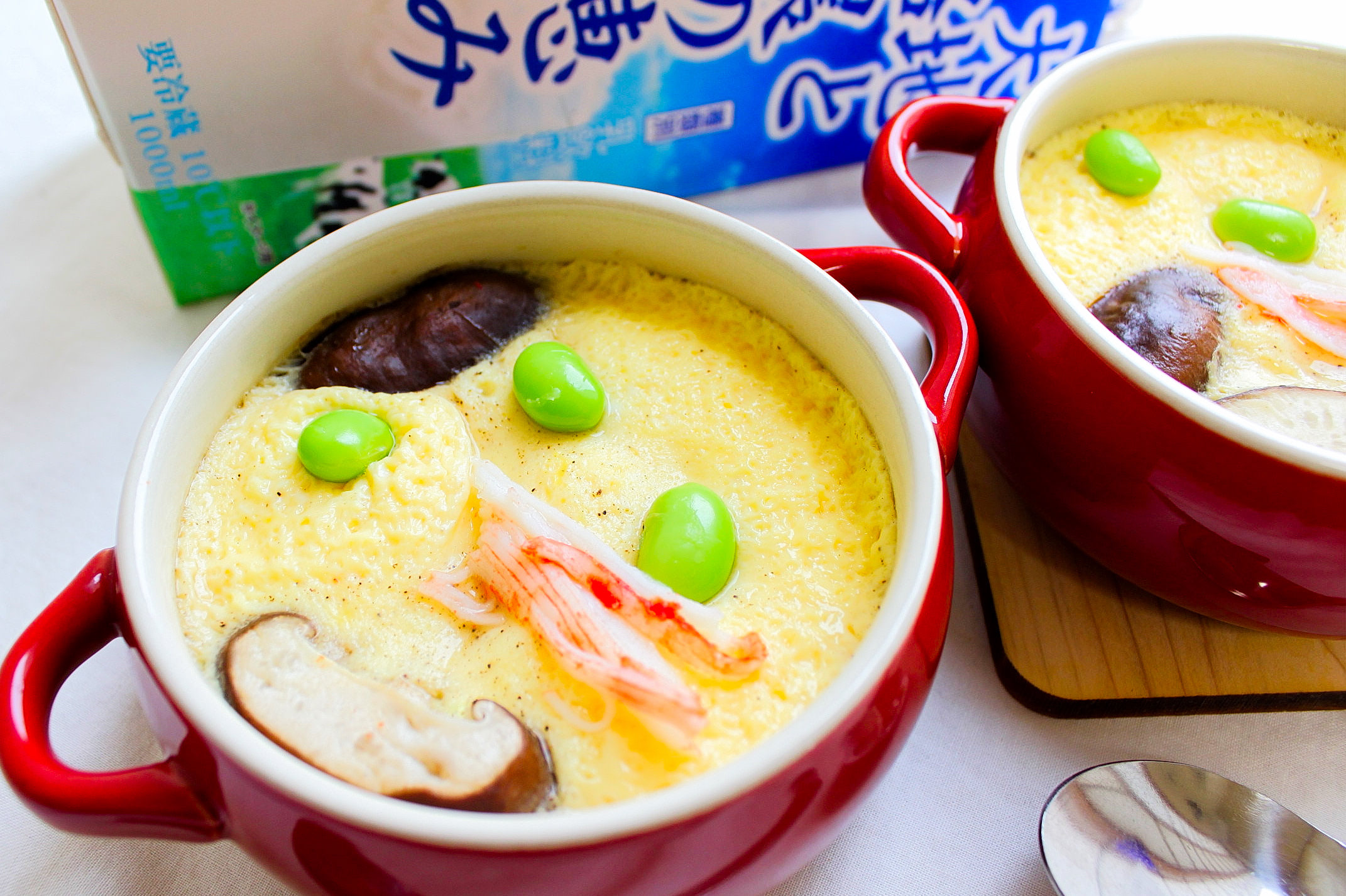 たっぷり使おう🥛今回は「牛乳大量消費レシピ」3選をご紹介します😊, 🌟振るだけ簡単グラタン, ■材料 2人分 20分 , ・マカロニ：60g,・塩：少々, ・水：300cc, ・玉ねぎ：1 4個, ・マッシュルーム缶：50g, ・バター 有塩 ：20g, ・塩：小さじ1 4杯,・とろけるチーズ：20g, ＜ホワイトソース＞, ・牛乳：300cc, ・小麦粉：大さじ3杯,