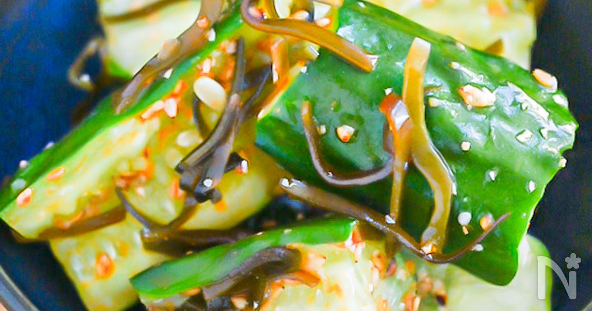 きゅうりの塩昆布ラー油漬け！ 塩昆布の旨味とピリ辛ラー油で食欲進む美味しさのきゅうり漬け！ 全部材料を混ぜて漬けるだけでOK！ 予めきゅうりを塩揉みしておくと、よりしっかり漬かります^^ぜひ試してみてくださいね。 昆布には水溶性食物繊維のアルギン酸や