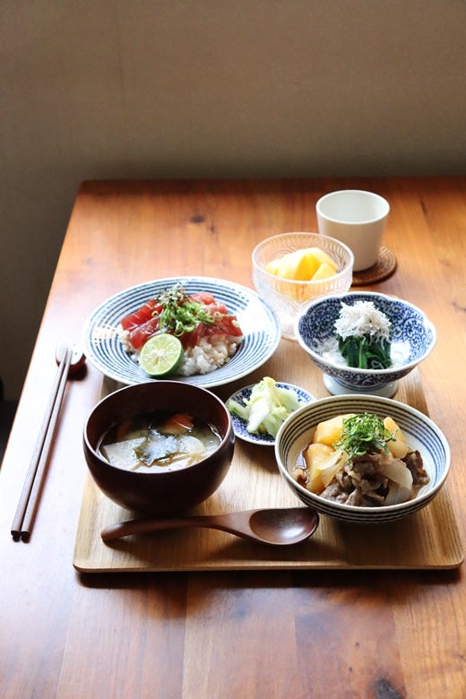 まぐろしらす丼、枝豆がんもとさつまいものレンチン含め煮、玉ねぎのみそ汁 3人分