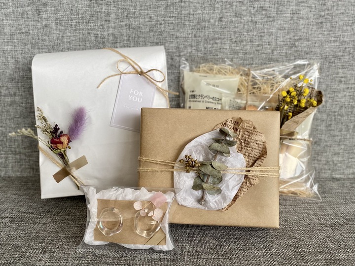 Amazonクラフト紙袋 ギフトバッグ ラッピング袋 手提げ袋 10枚セット おしゃれ ラッピング 透明窓付き 角底袋 厚手 無地 耐久性結婚式 お見舞い 誕生日 クリスマス 贈り物 花屋 ギフトショップ ビジネス用 ビジネス用 アクセサリー 15*15*15cm ブラウン