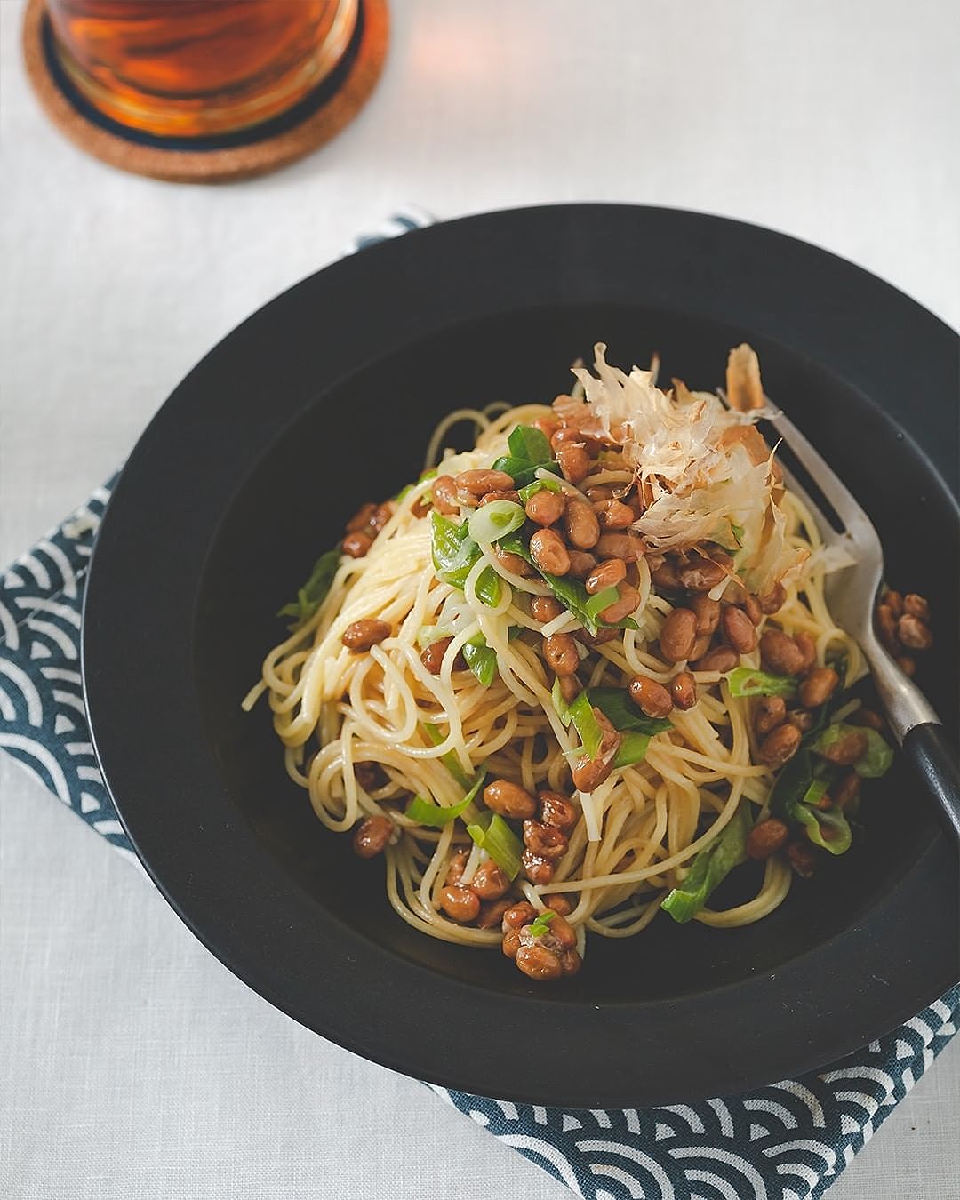 最初に言っておきますが、本当に中毒性半端ないです とろとろネギソースとごま油の香りがたまんない 『レンジねぎ塩レモン豚パスタ』 容器にパスタ100g、ごま油大1、ウェイパー小1半、にんにく1片、豚バラ80g、長ネギ半本50g、酒大1、水230cc入れ600w10分チン黒胡椒と