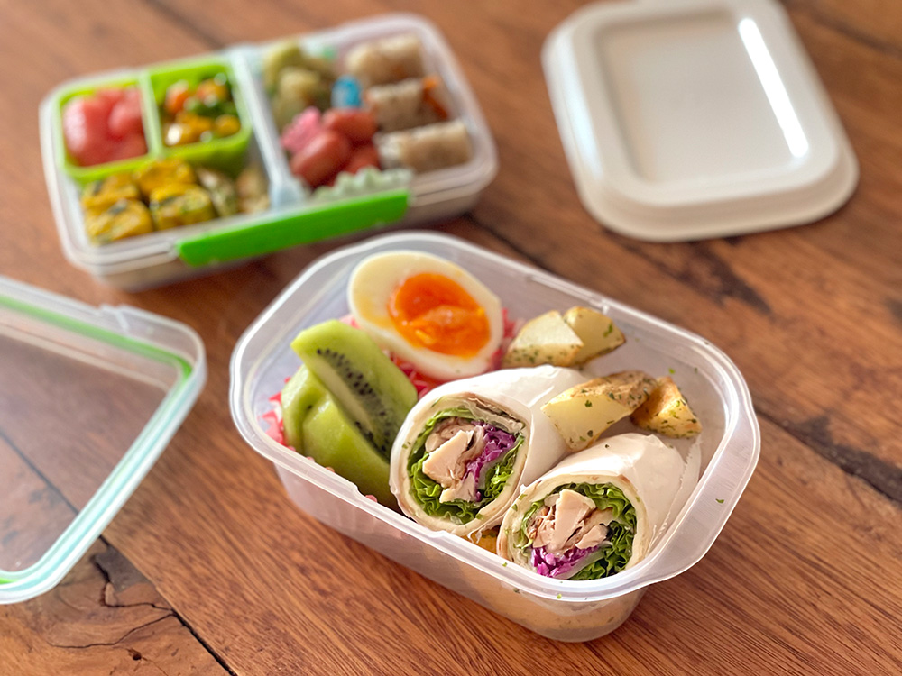 今日のお弁当。 トルティーヤのラップサンドと イタリアン揚げ餃子🥟 野菜たっぷりのラップサンド、 ダイエット女子にオススメ。 はい、私と娘。笑揚げ餃子は タネにバジル混ぜて 包む時にピザソースと チーズを中にin。 また動画載せますね。 汚い作り方やけど