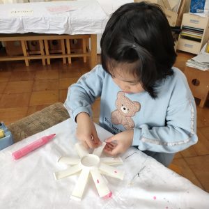 高齢者 在宅介護 工作で紙コップを使って簡単『フリスビー』を母親と一緒に作って投げてみるとスカッとしました新レクネタ