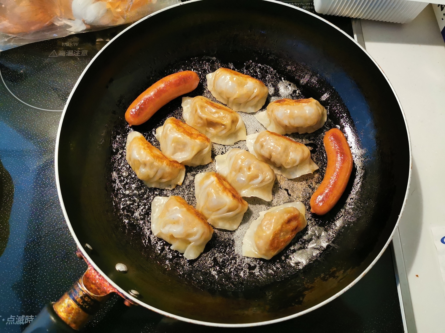 かわいい夫と妻が一緒に料理をしているイラストイラスト画像とPSDフリー素材透過の無料ダウンロード - Pngtree